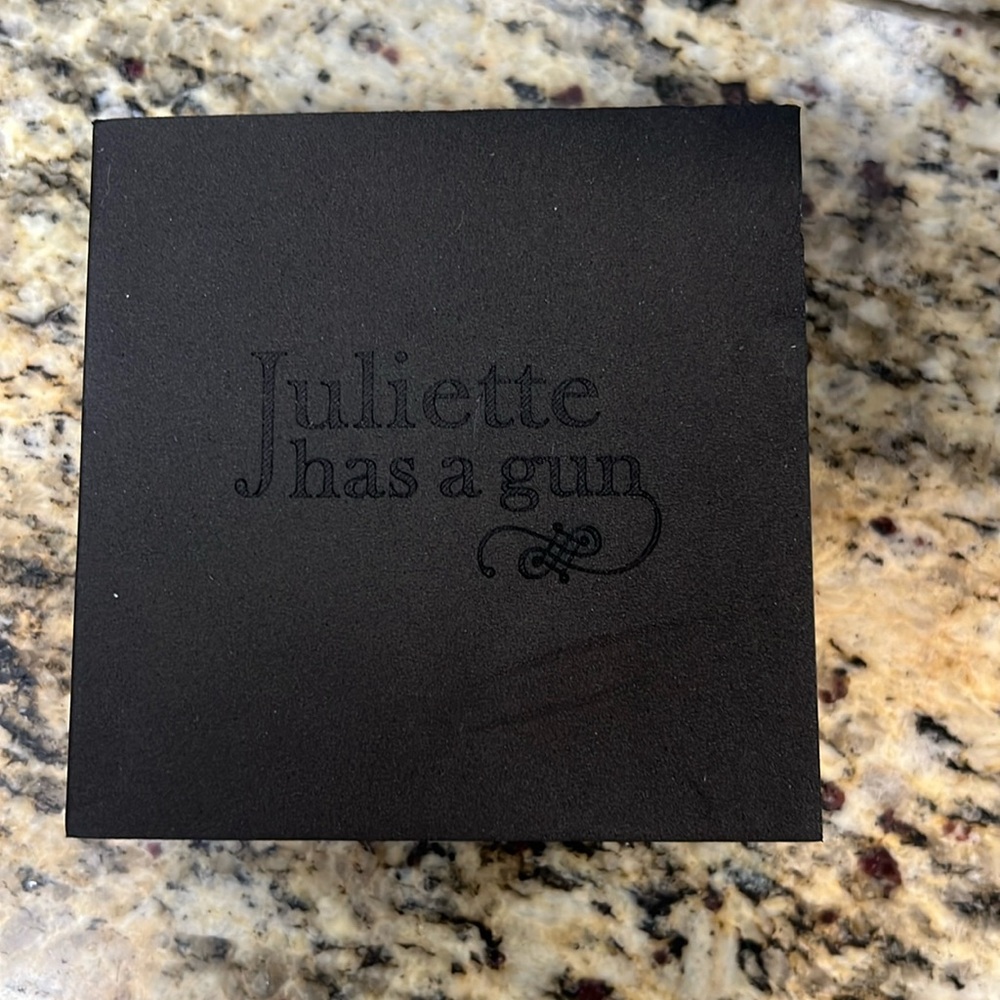 Juliet Has a Gun Not a perfume - Picture 3 of 9